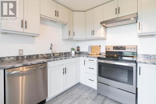 6582 Yonge Street, Innisfil, ON - Indoor Photo Showing Kitchen With Upgraded Kitchen