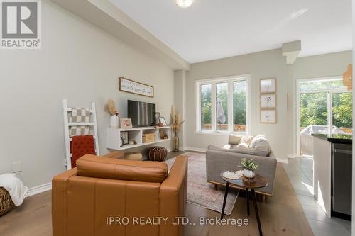 7 Blasi Court, Wasaga Beach, ON - Indoor Photo Showing Living Room