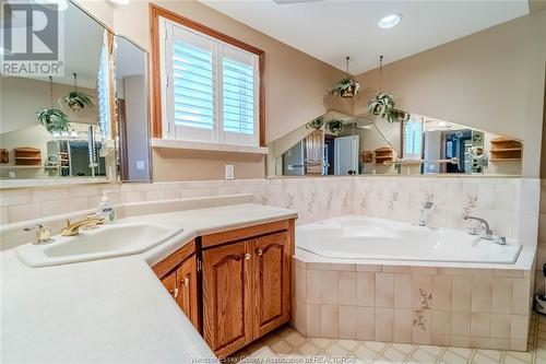 9860 Esplanade Drive, Windsor, ON - Indoor Photo Showing Bathroom