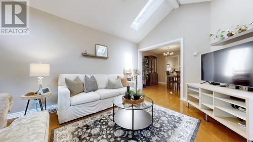 7275 Corrine Crescent, Mississauga, ON - Indoor Photo Showing Living Room