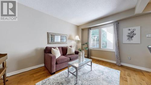 7275 Corrine Crescent, Mississauga, ON - Indoor Photo Showing Living Room