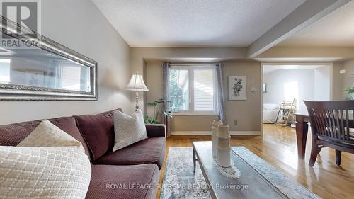 7275 Corrine Crescent, Mississauga, ON - Indoor Photo Showing Living Room