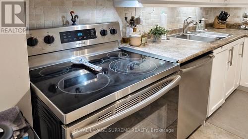 7275 Corrine Crescent, Mississauga, ON - Indoor Photo Showing Kitchen With Double Sink