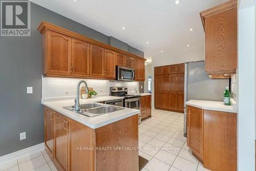 35 - 3 Tuscany Lane, Brampton (Sandringham-Wellington), ON - Indoor Photo Showing Kitchen With Double Sink