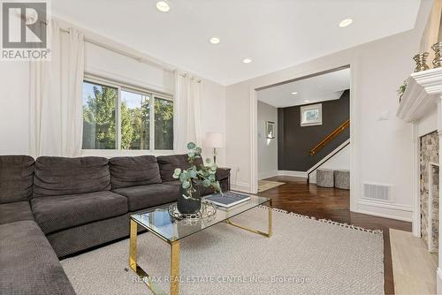 15 College Street, Toronto, ON - Indoor Photo Showing Living Room