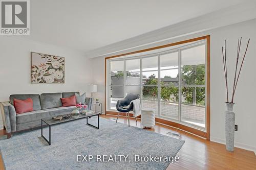 846 Mississauga Valley Boulevard, Mississauga, ON - Indoor Photo Showing Living Room