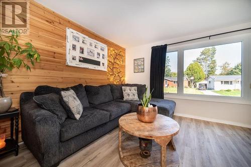 18 Claremount Road, Deep River, ON - Indoor Photo Showing Living Room