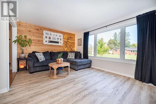 18 Claremount Road, Deep River, ON - Indoor Photo Showing Living Room