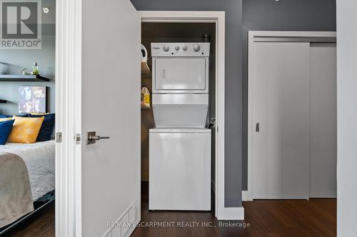 1304 - 2087 Fairview Street, Burlington, ON - Indoor Photo Showing Laundry Room