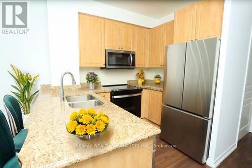 1705 - 220 Burnhamthorpe Road, Mississauga (City Centre), ON - Indoor Photo Showing Kitchen With Double Sink With Upgraded Kitchen