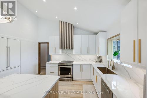 380 Parkside Drive, Hamilton (Waterdown), ON - Indoor Photo Showing Kitchen With Upgraded Kitchen