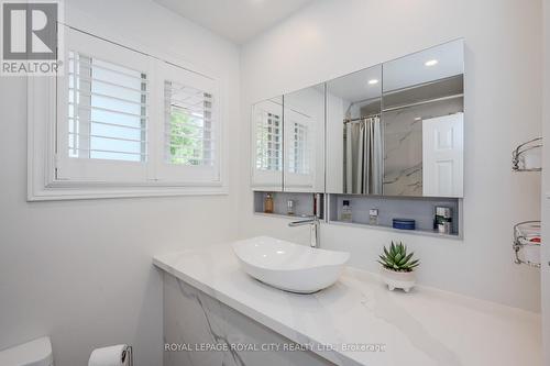 17 Ryan Avenue, Guelph, ON - Indoor Photo Showing Bathroom