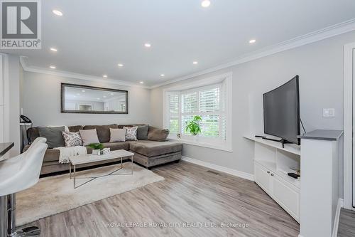 17 Ryan Avenue, Guelph, ON - Indoor Photo Showing Living Room