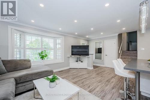 17 Ryan Avenue, Guelph, ON - Indoor Photo Showing Living Room