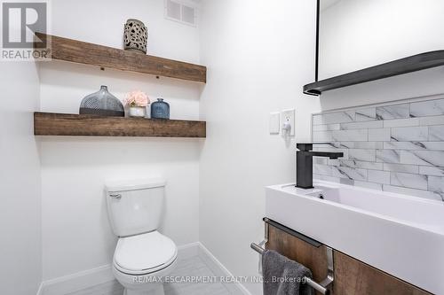 30 Bristol Street, Hamilton, ON - Indoor Photo Showing Bathroom