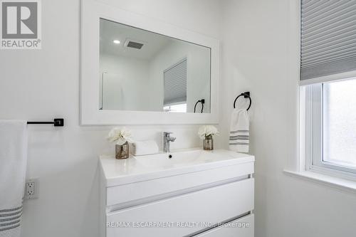 30 Bristol Street, Hamilton, ON - Indoor Photo Showing Bathroom