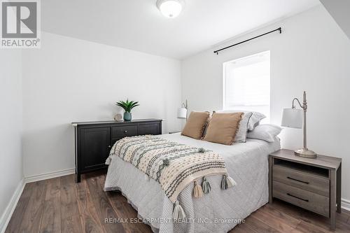 30 Bristol Street, Hamilton, ON - Indoor Photo Showing Bedroom