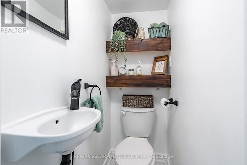 30 Bristol Street, Hamilton, ON - Indoor Photo Showing Bathroom