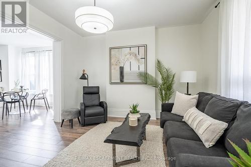 30 Bristol Street, Hamilton, ON - Indoor Photo Showing Living Room