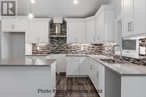 597 Keil Trail North, Chatham, ON - Indoor Photo Showing Kitchen With Double Sink With Upgraded Kitchen