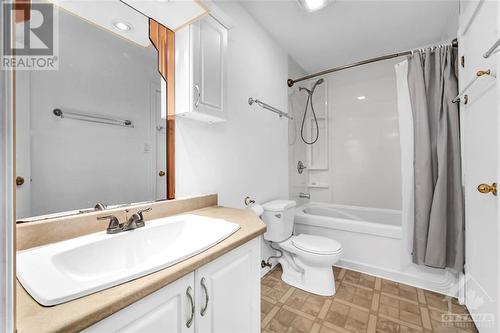 895 Meadow Lane Road, Ottawa, ON - Indoor Photo Showing Bathroom