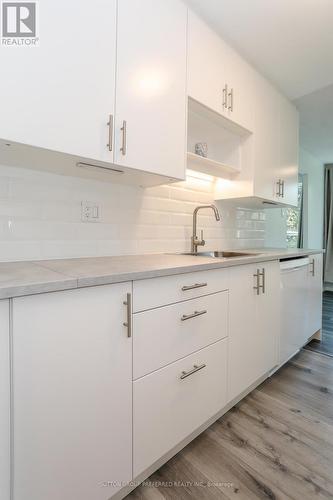 305-600 Grenfell Drive, London, ON - Indoor Photo Showing Kitchen