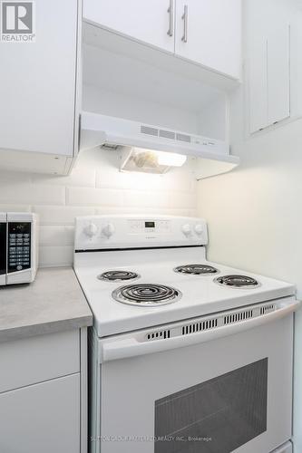 305-600 Grenfell Drive, London, ON - Indoor Photo Showing Kitchen