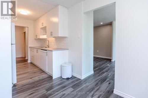 305-600 Grenfell Drive, London, ON - Indoor Photo Showing Kitchen