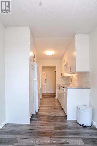 305-600 Grenfell Drive, London, ON - Indoor Photo Showing Kitchen