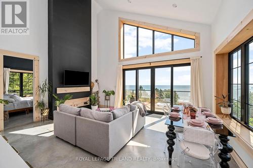 164 Brayside Street, Central Elgin (Port Stanley), ON - Indoor Photo Showing Living Room