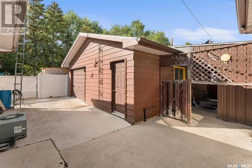 1106 Hastings Street, Moose Jaw, SK - Outdoor With Exterior