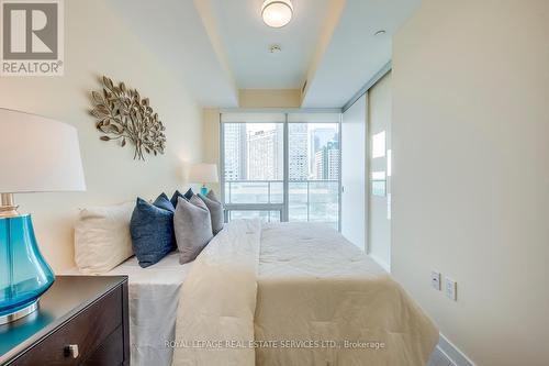 816 - 15 Queens Quay E, Toronto (Waterfront Communities), ON - Indoor Photo Showing Bedroom