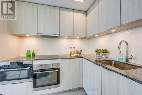 816 - 15 Queens Quay E, Toronto (Waterfront Communities), ON - Indoor Photo Showing Kitchen With Upgraded Kitchen