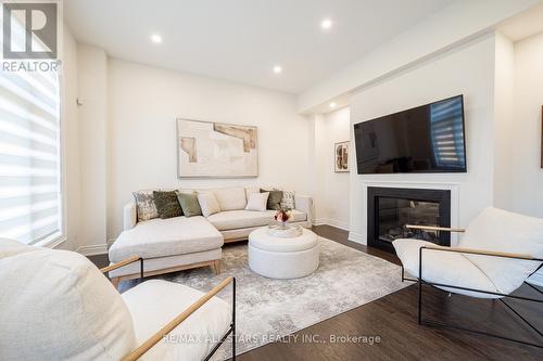 48 Joiner Circle, Whitchurch-Stouffville (Ballantrae), ON - Indoor Photo Showing Living Room With Fireplace