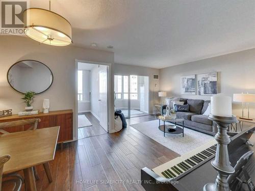 602 - 135 Hillcrest Avenue, Mississauga, ON - Indoor Photo Showing Living Room