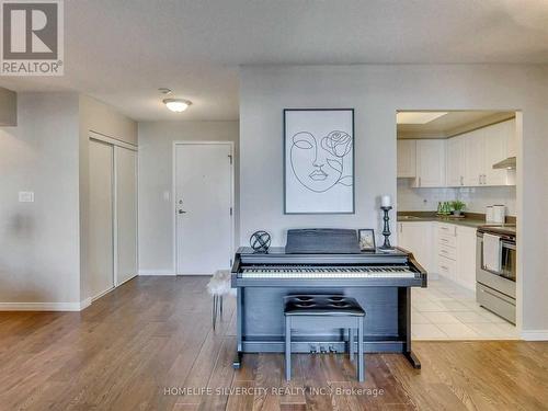 602 - 135 Hillcrest Avenue, Mississauga, ON - Indoor Photo Showing Kitchen