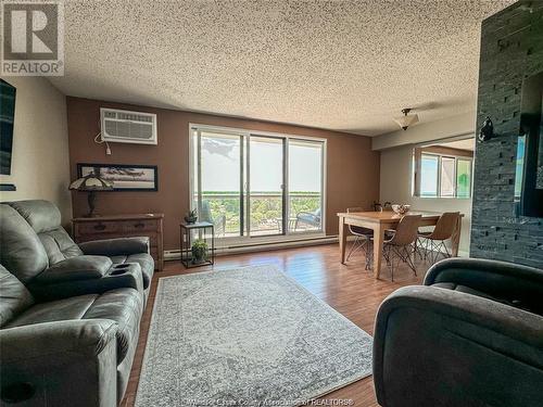 9099 Riverside Unit# 1320, Windsor, ON - Indoor Photo Showing Living Room