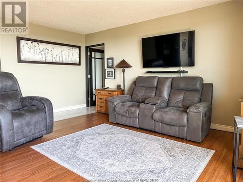 9099 Riverside Unit# 1320, Windsor, ON - Indoor Photo Showing Living Room