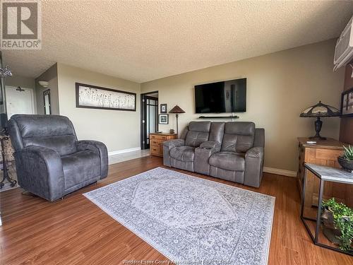 9099 Riverside Unit# 1320, Windsor, ON - Indoor Photo Showing Living Room