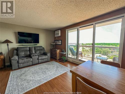 9099 Riverside Unit# 1320, Windsor, ON - Indoor Photo Showing Living Room