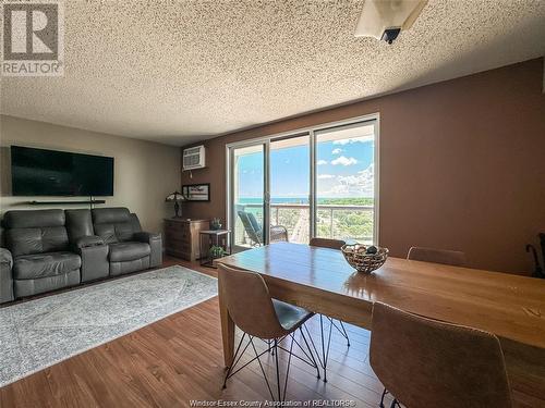 9099 Riverside Unit# 1320, Windsor, ON - Indoor Photo Showing Living Room