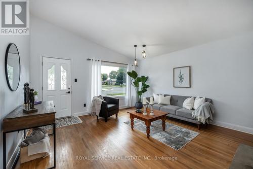 650 Harold Drive, Peterborough (Monaghan), ON - Indoor Photo Showing Living Room