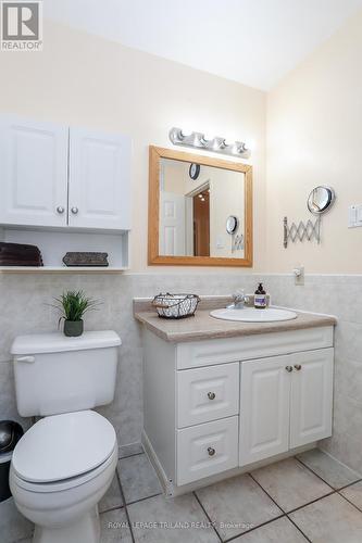 77 Monmore Road, London, ON - Indoor Photo Showing Bathroom