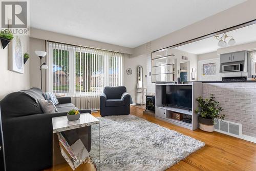 63 Honeywell Drive, Hamilton, ON - Indoor Photo Showing Living Room