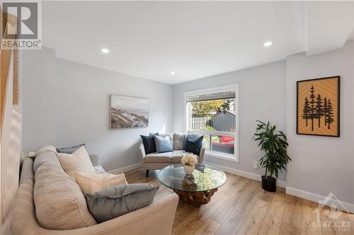 16 Tyrrell Place, Ottawa, ON - Indoor Photo Showing Living Room