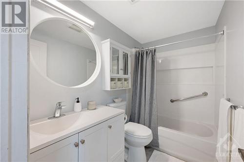 16 Tyrrell Place, Ottawa, ON - Indoor Photo Showing Bathroom