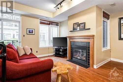 420 Nepean Street Unit#E, Ottawa, ON - Indoor Photo Showing Living Room With Fireplace