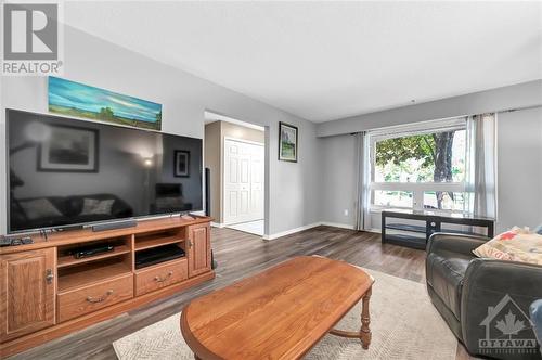 79 Hobart Crescent, Ottawa, ON - Indoor Photo Showing Living Room