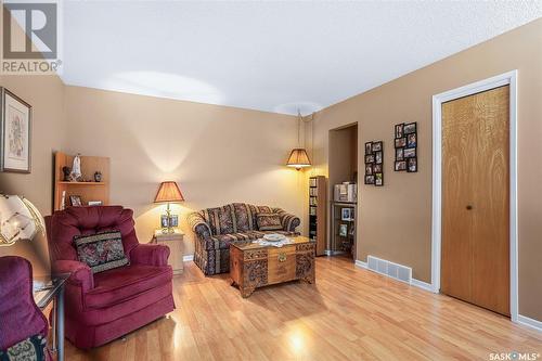 1507 G Avenue N, Saskatoon, SK - Indoor Photo Showing Living Room