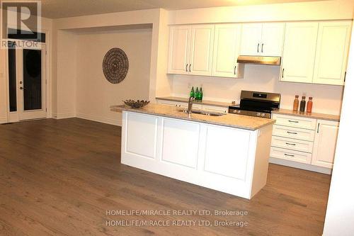 94 Bermondsey Way, Brampton, ON - Indoor Photo Showing Kitchen